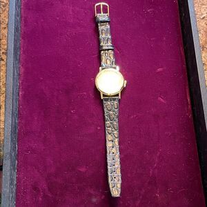 Vintage Gold Dress Watch Minimalist Alligator Grain Leather Band 90s Aesthetic